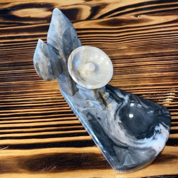 Black onyx marbled ashtray with man next to cactus with a large sombrero. - Picture 3 of 5